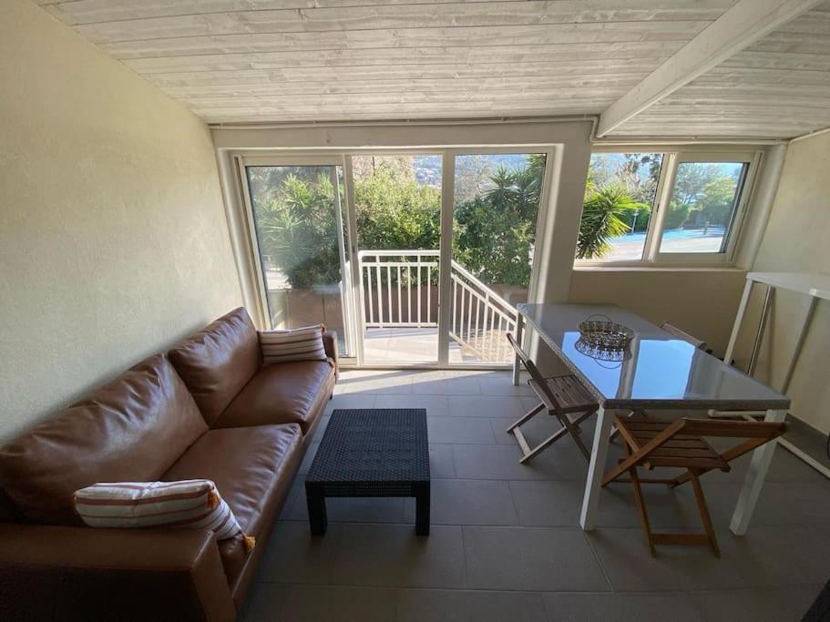 un salon avec un canapé et une table dans l'établissement Appartement T2 n°3 - proche plage, à Pietrosella