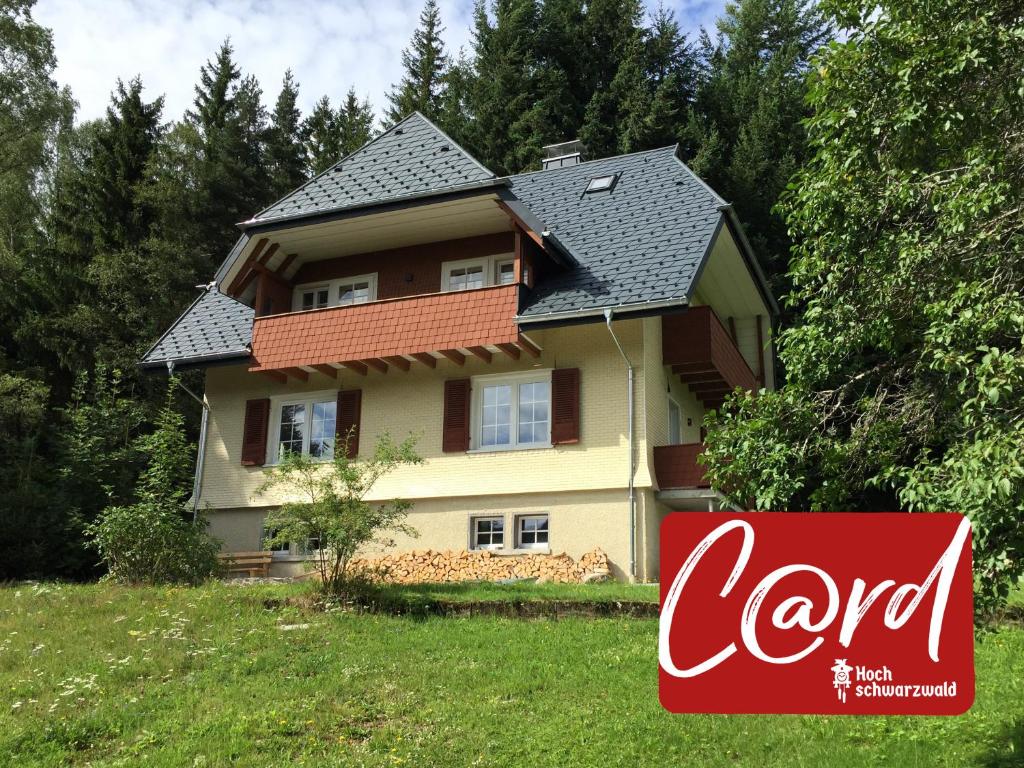 una casa con un cartello di cocacola davanti di Ferienhaus Matz, Feldberg, Hochschwarzwald a Hinterfalkau