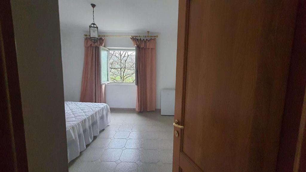 a bedroom with a bed and a window at Star house in Forlì del Sannio