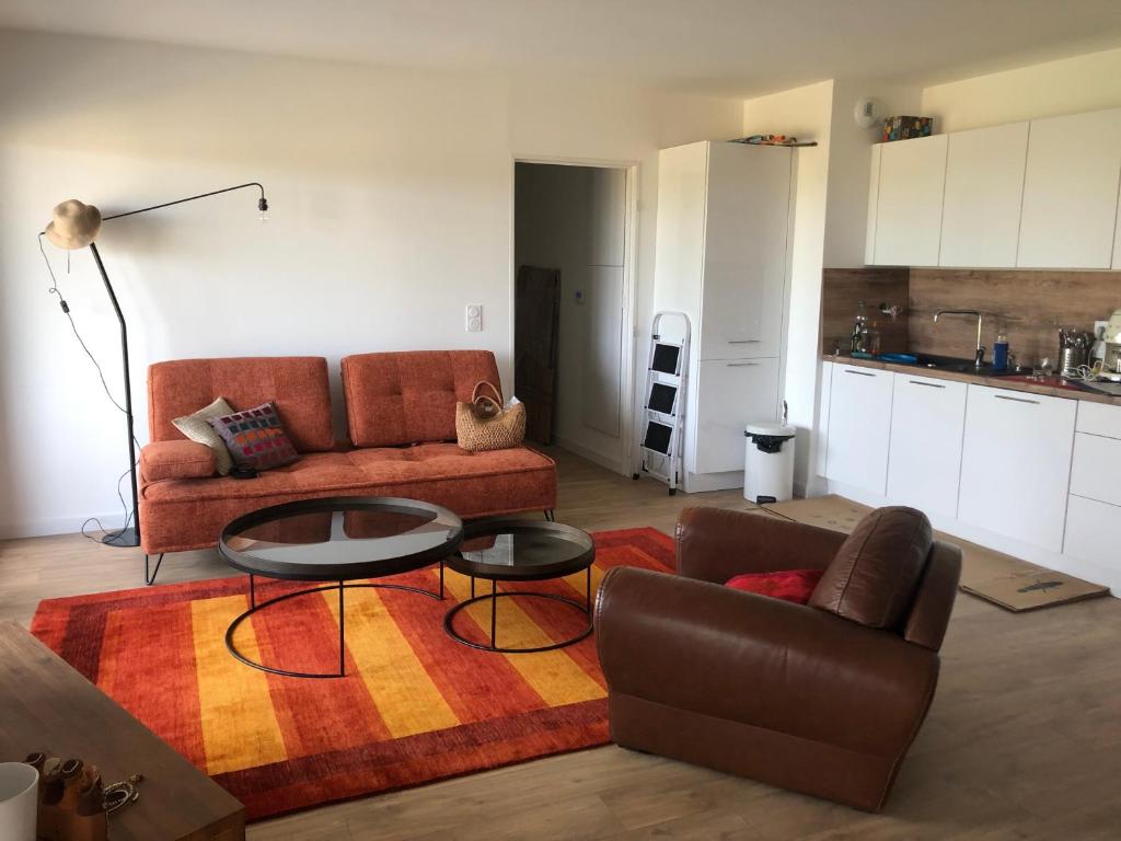 un salon avec un canapé et une table dans l'établissement Les flots de Cancale, à Cancale