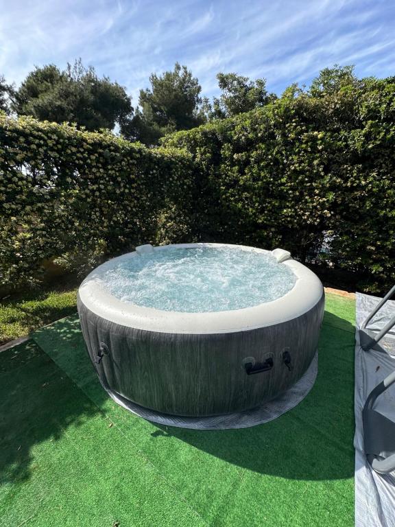 duża wanna z hydromasażem na trawie w obiekcie Villa Jari w mieście Carini