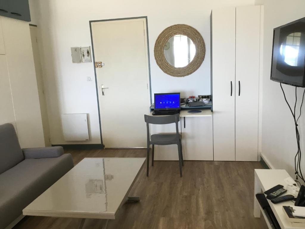 TV a/nebo společenská místnost v ubytování Studio à Sables d'Or avec vue sur mer - Wi-fi haut débit - Parking - Parc privé