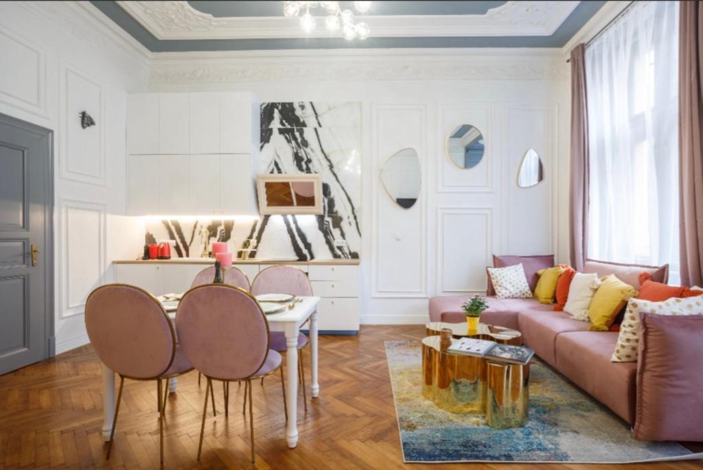 sala de estar con sofá, mesa y sillas en Urban Presidential Suite en Praga