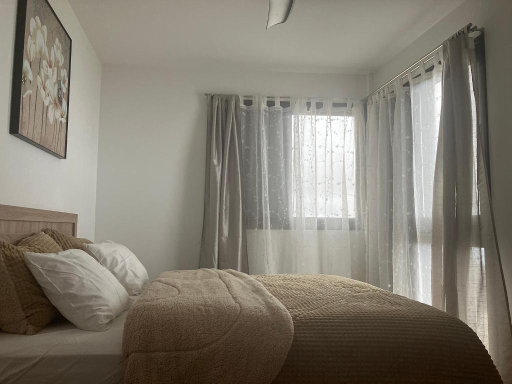 una camera con letto e finestra di Narancsvirág a Tejina de Isora