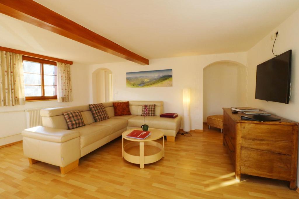 a living room with a couch and a table at Ferienwohnung Landleben im Dorfkrug Altglashütten- Feldberg in Feldberg