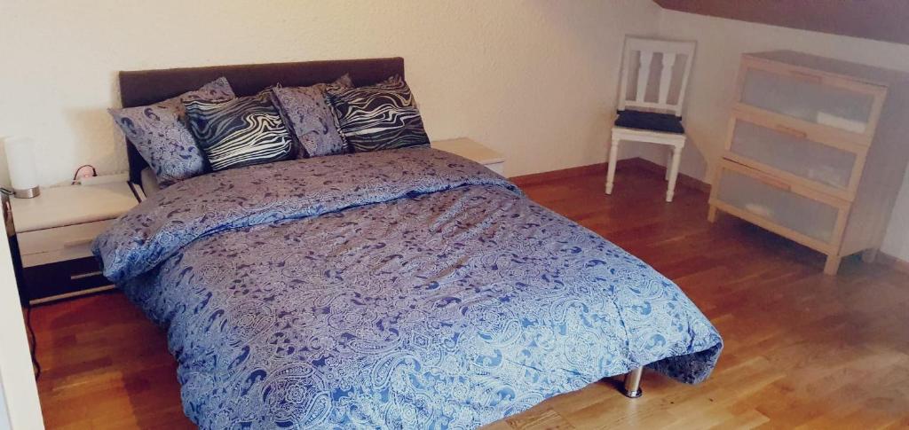 een slaapkamer met een bed en een houten vloer bij Sady2024 in Genève