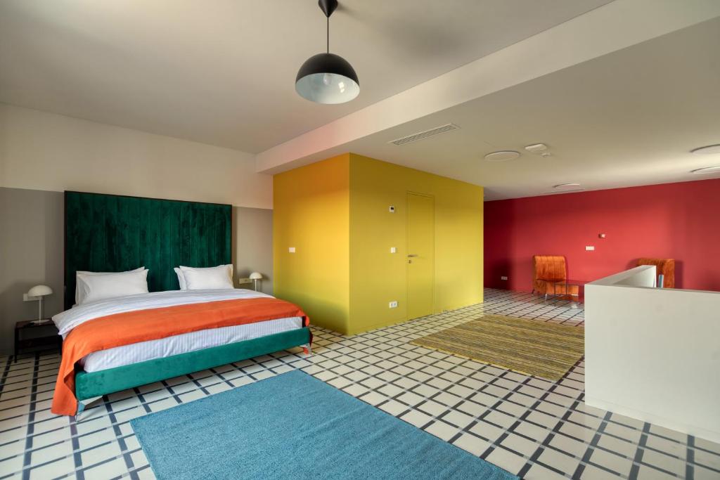 Postel nebo postele na pokoji v ubytování Manifest Restaurant and Hotel Gyumri