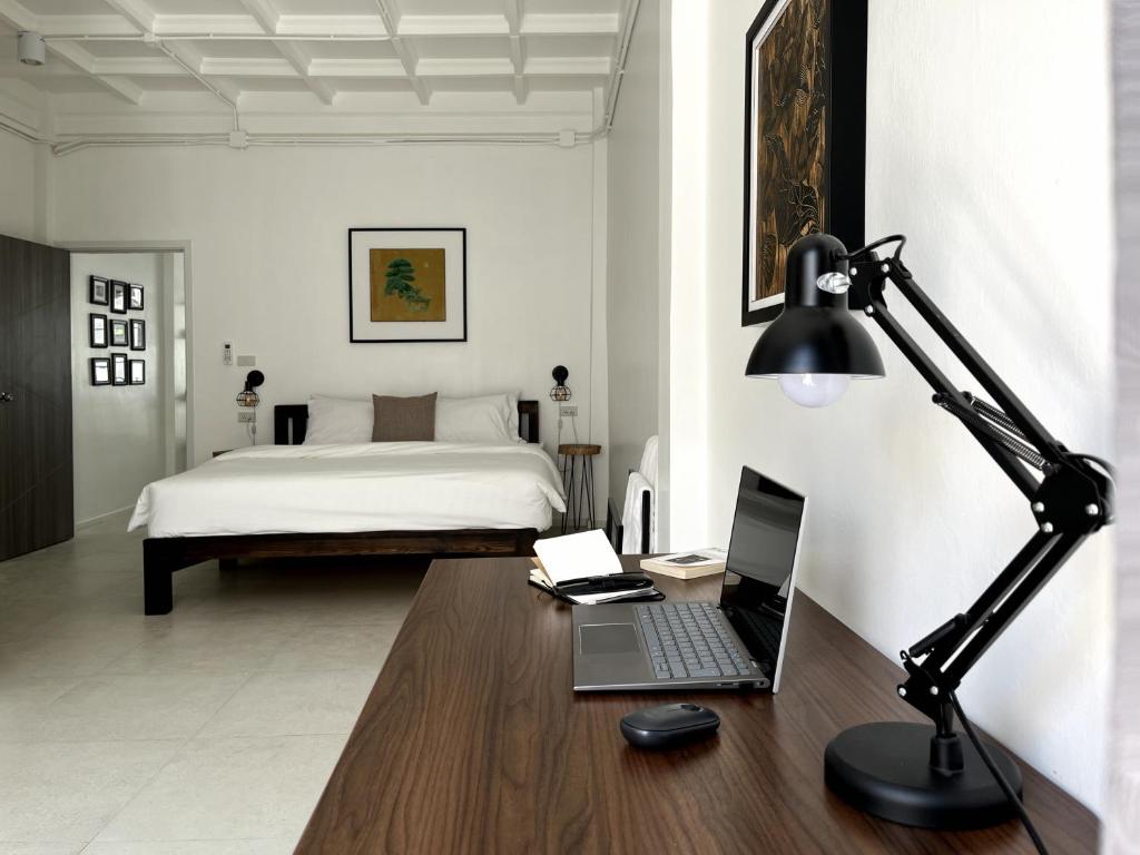 Postel nebo postele na pokoji v ubytování Your Local Spacious 3-Story Home, Rooftop Views & King Beds near Night Bazaar
