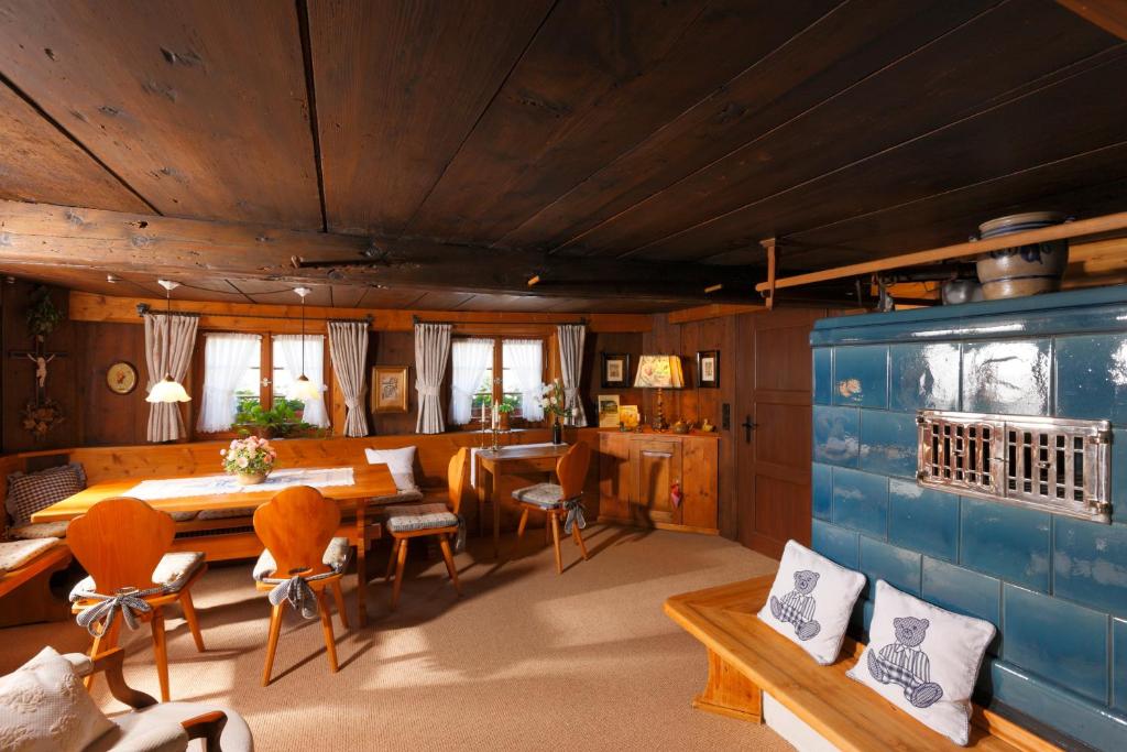 a living room with a dining table and chairs at Ferienhaus im Gässle, Kirchzarten, Dreisamtal in Kirchzarten