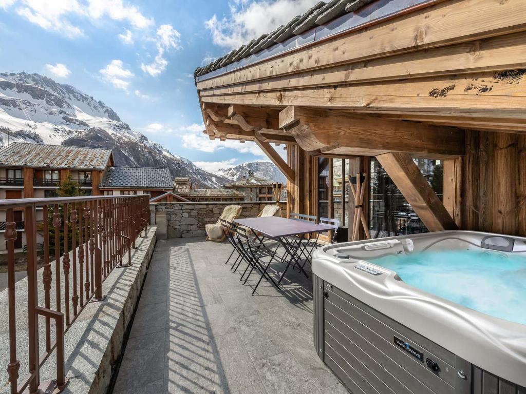 a hot tub on the balcony of a house at Appartement Val-d'Isère, 5 pièces, 10 personnes - FR-1-567-63 in Val-d'Isère