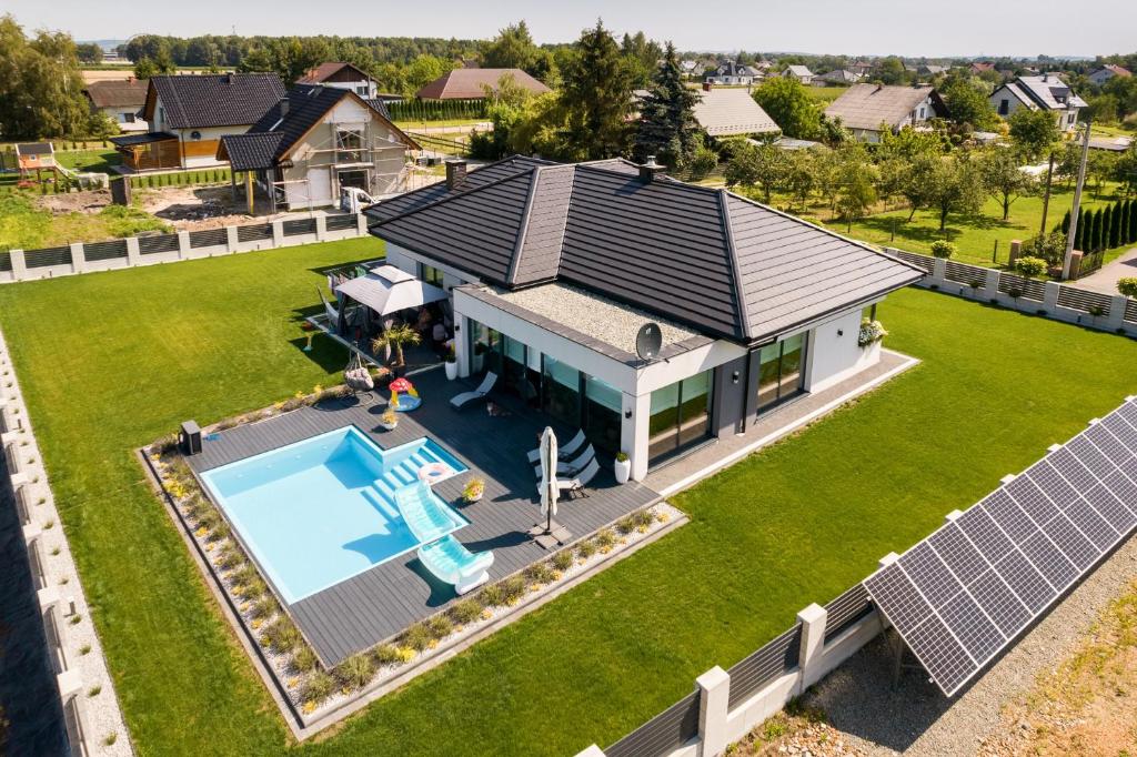 Πισίνα στο ή κοντά στο Dom z jacuzzi do 10 osób Zator Willa LuxHouse