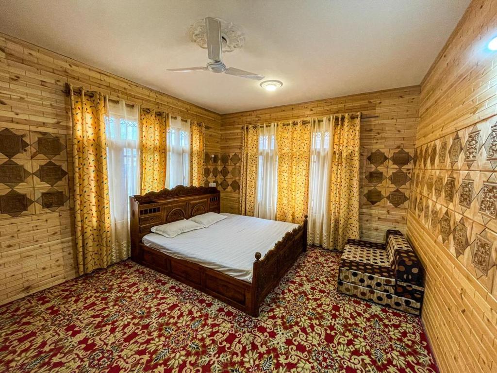 1 dormitorio con 1 cama en una habitación en Nature's Resort, en Srinagar
