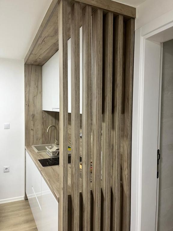 - une cuisine avec des murs en bois et un comptoir dans l'établissement Apartment Irma, à Sarajevo