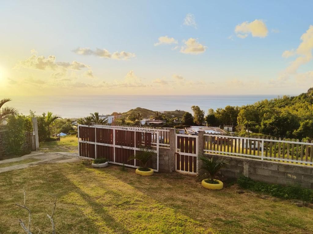 a view of the ocean from the backyard of a house at Residence de la Montagne in Quatre Vents