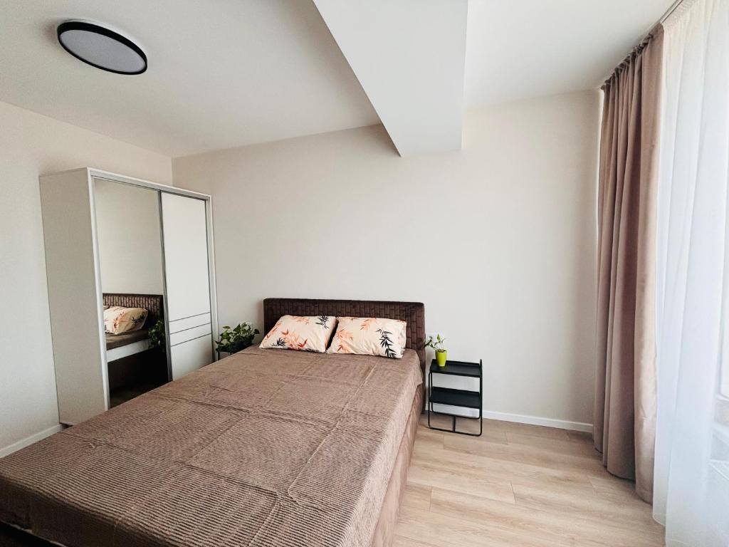 una camera con un grande letto e uno specchio di Milescu Residence a Chişinău
