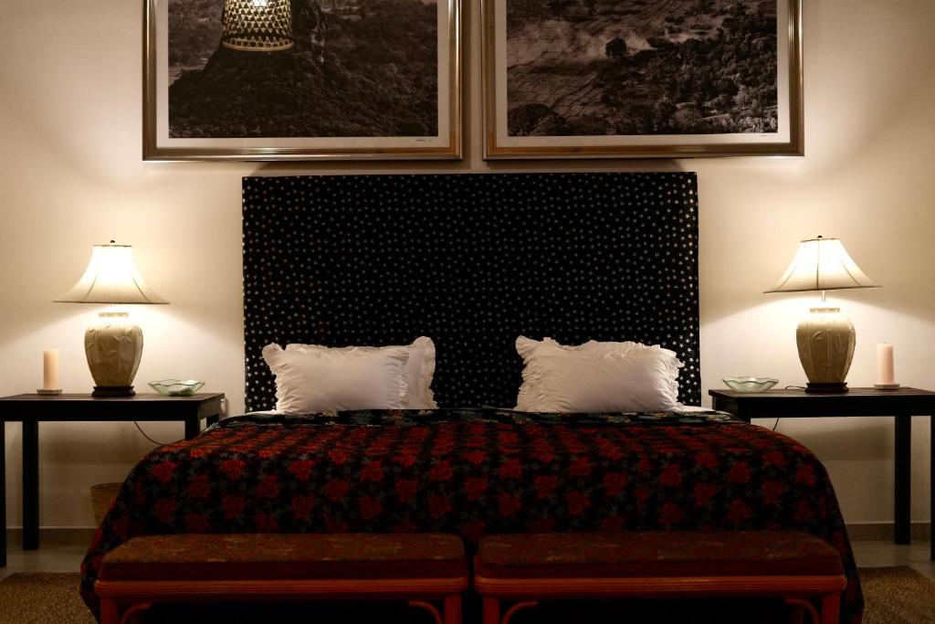 een slaapkamer met een bed met twee lampen op twee tafels bij Villa Morawala in Negombo