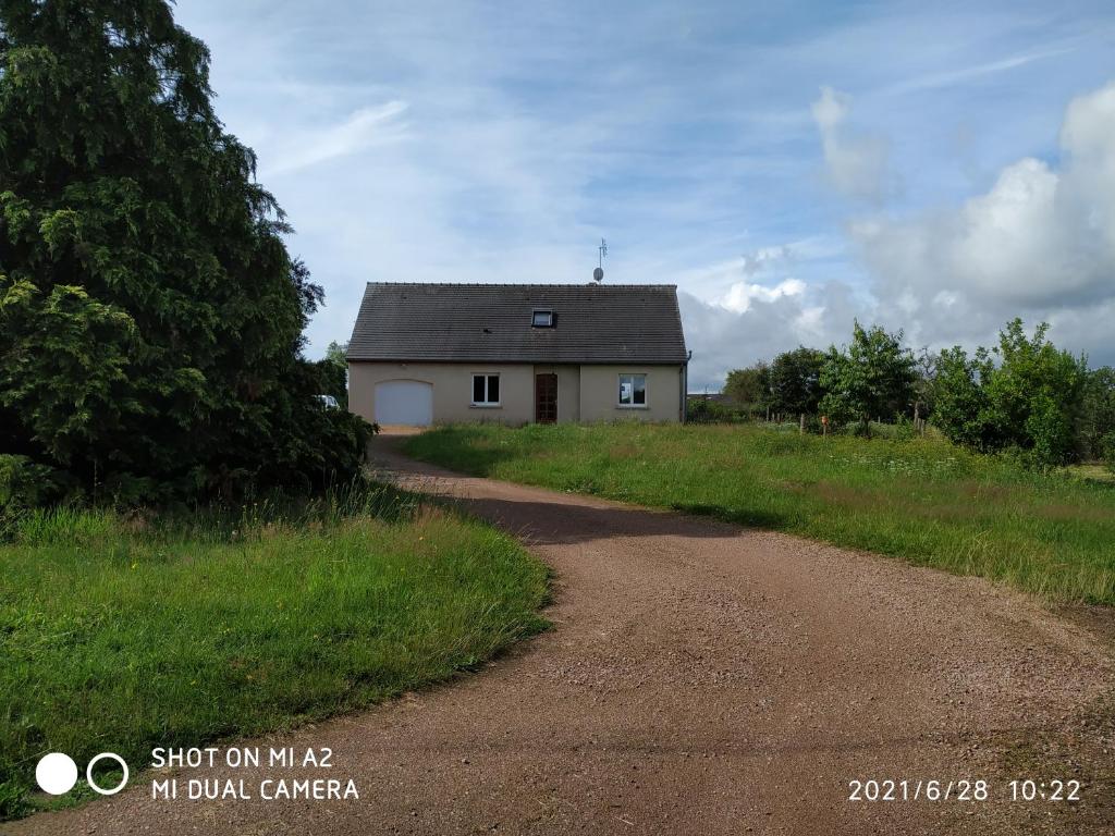una casa al lado de un camino de tierra en Maison de Laurence - La Chaumiére de Mauvrain en La Celle-sur-Nièvre