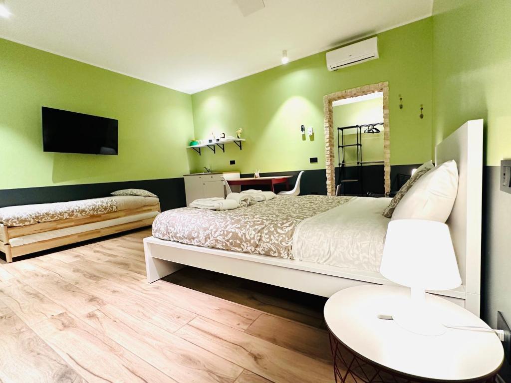 1 dormitorio con 1 cama grande y espejo en Mini Alloggi Alle Terme en Abano Terme
