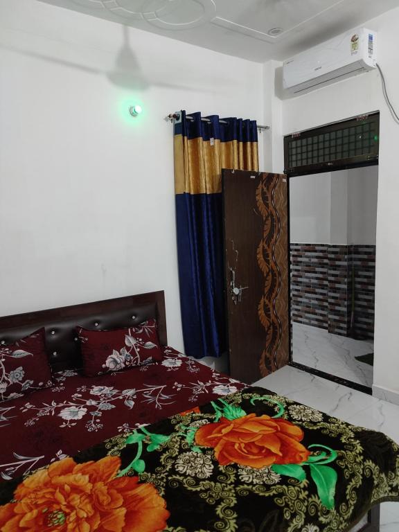 Een bed of bedden in een kamer bij SHANTI HOME STAY And Restaurant Just 1500 Meter Sri Ram mandir near Ayodhya dham station