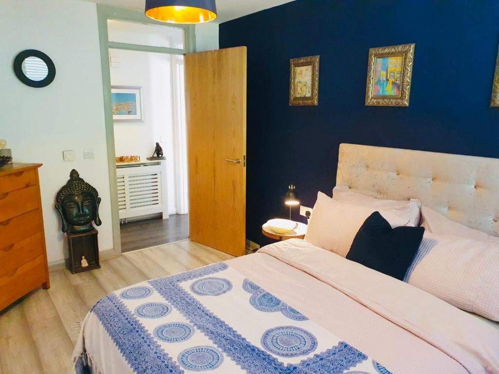 Un pat sau paturi într-o cameră la Derry City Art Apartment