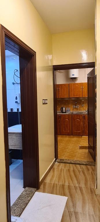 Kuchyň nebo kuchyňský kout v ubytování AL AMAN HOTEL