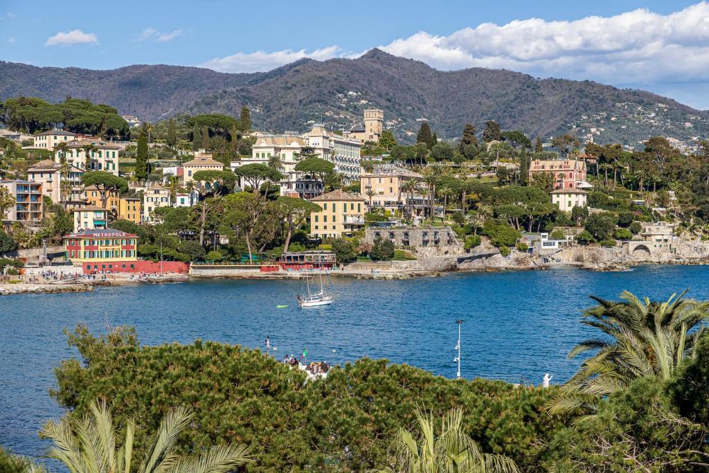 una ciudad a orillas de un cuerpo de agua en Cozy Apt in the Heart of Santa Margherita en Santa Margherita Ligure