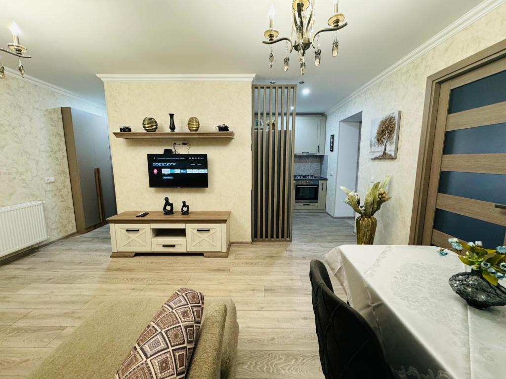 salon z telewizorem i stołem w obiekcie Tbilisi-apartment w mieście Tbilisi City