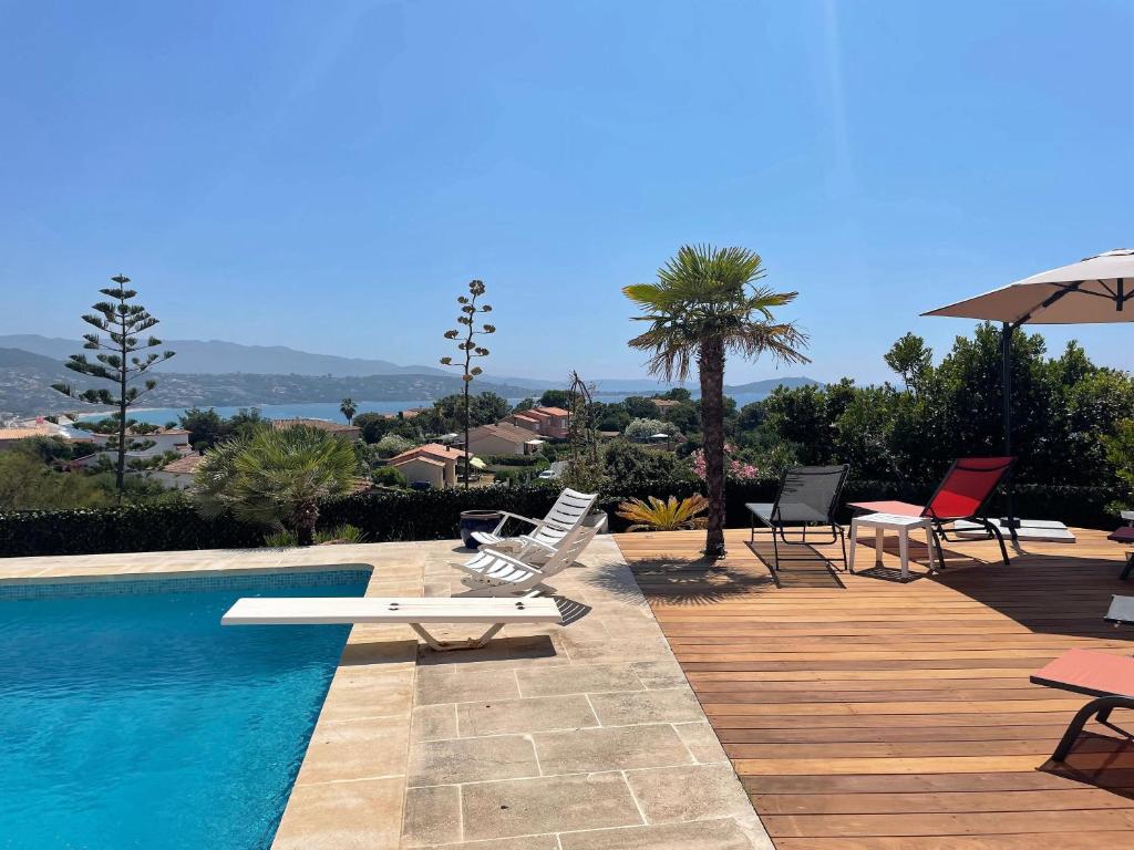 Bazén v ubytování Villa Thamyris Porticcio Ajaccio Corse nebo v jeho okolí