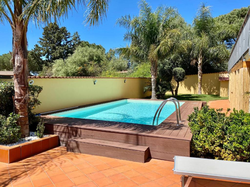 een zwembad in een tuin met bomen bij La Caletta Casa Vacanze, PRIVATE POOL in Terrasini