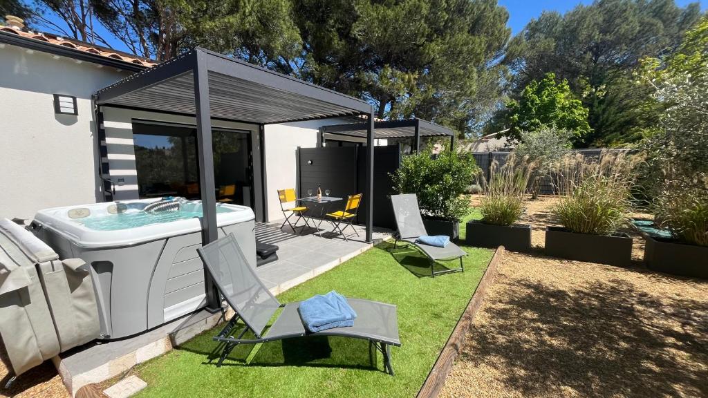 Zahrada ubytování Pause spa sur la route du Ventoux adults only