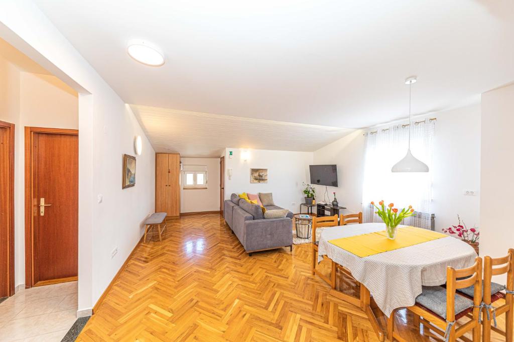 TV a/nebo společenská místnost v ubytování Apartments Iskra