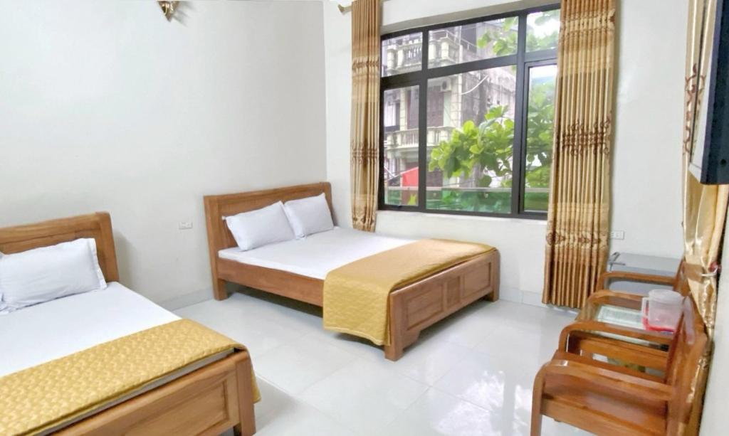 Giường trong phòng chung tại Khách sạn Tân Tiến - Biển Sầm Sơn