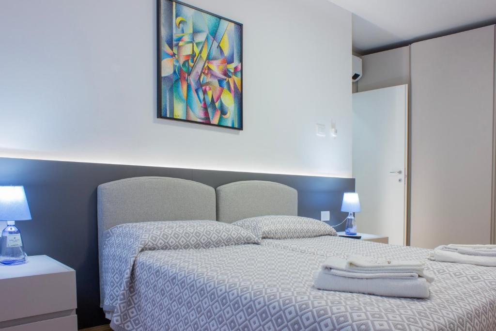 um quarto com uma cama com duas toalhas em [Casa Ardo] Wifi & Free Parking in Lecco center em Lecco