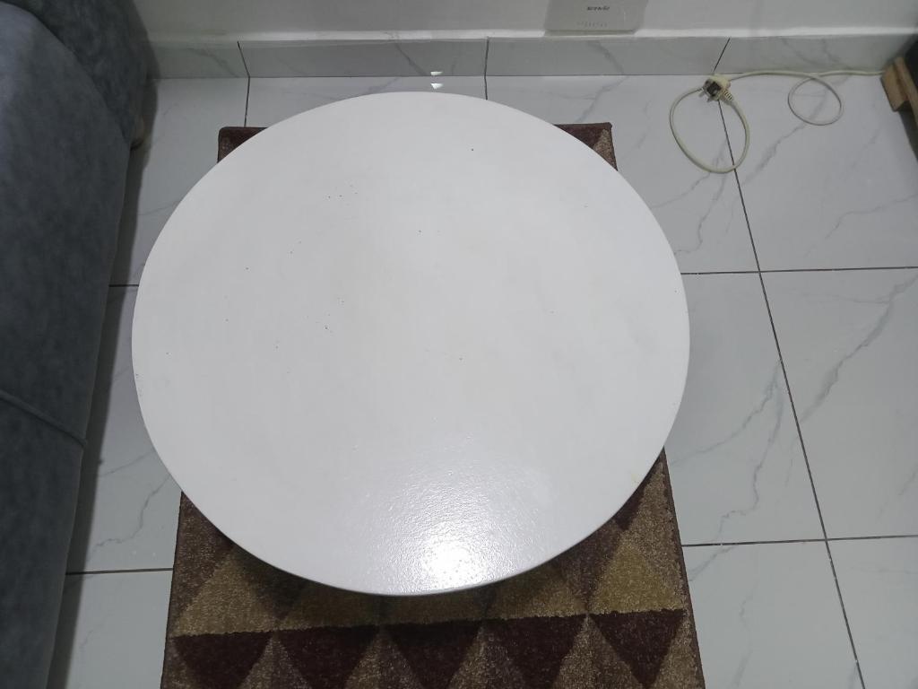 uma esfera branca sentada no chão de uma casa de banho em Hym em Mombasa