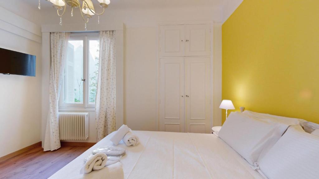 ein Schlafzimmer mit einem Bett mit zwei Handtüchern darauf in der Unterkunft The Koukaki Residence in Athen