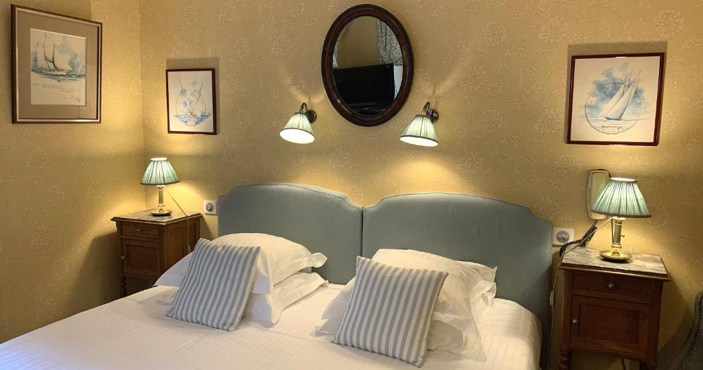 Postel nebo postele na pokoji v ubytování TI AL LANNEC Hotel - Restaurant & Spa