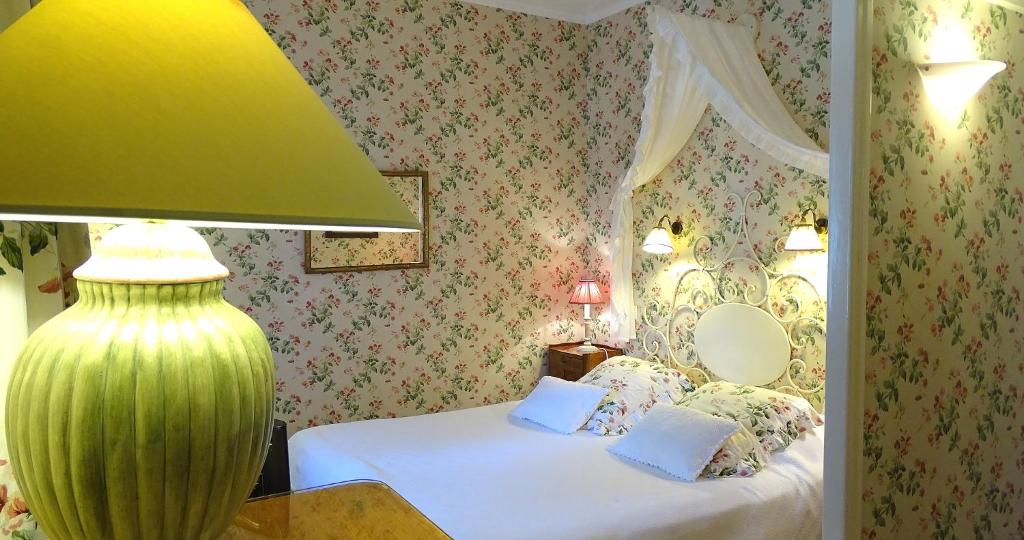 Postel nebo postele na pokoji v ubytování TI AL LANNEC Hotel - Restaurant & Spa