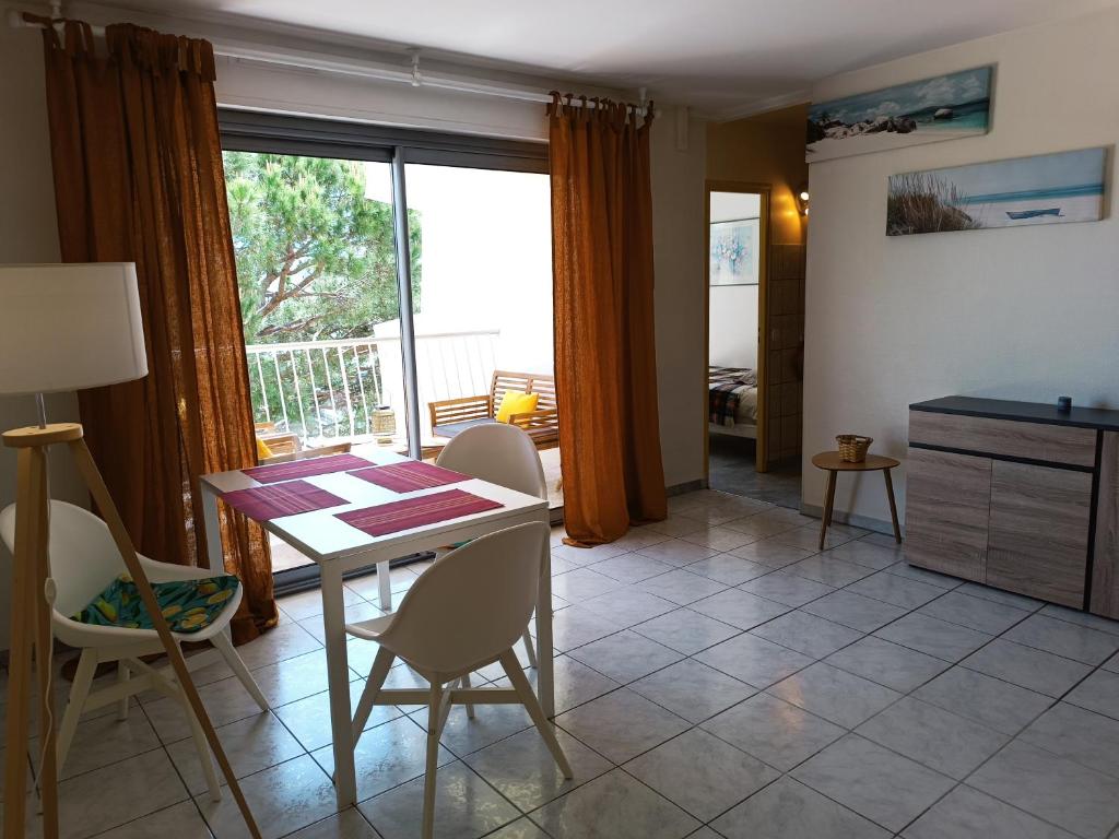 - une cuisine et une salle à manger avec une table et des chaises dans l'établissement Studio les Pins, à Saint-Laurent-du-Var