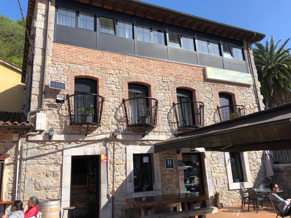 un edificio de ladrillo con balcones en su lateral en Hotel Restaurante La Navaliega, en Oviedo