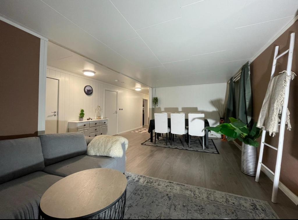 - un salon avec un canapé et une table dans l'établissement Aurora dream, à Skjervøy