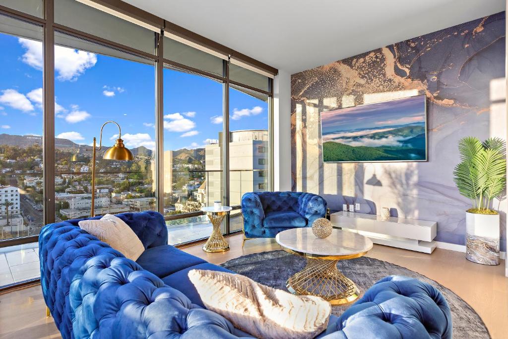 ロサンゼルスにあるSkyview 2 Bedroom Penthouseのリビングルーム(青いソファ、テーブル付)