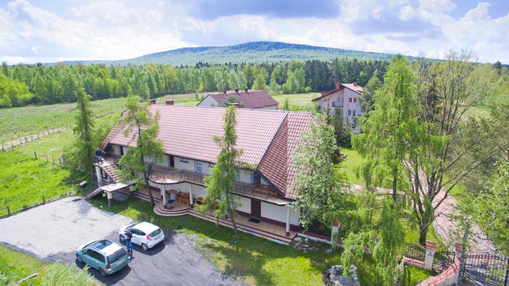 an aerial view of a house with a car parked in a driveway at U Gienka Pod Lasem in Święta Katarzyna