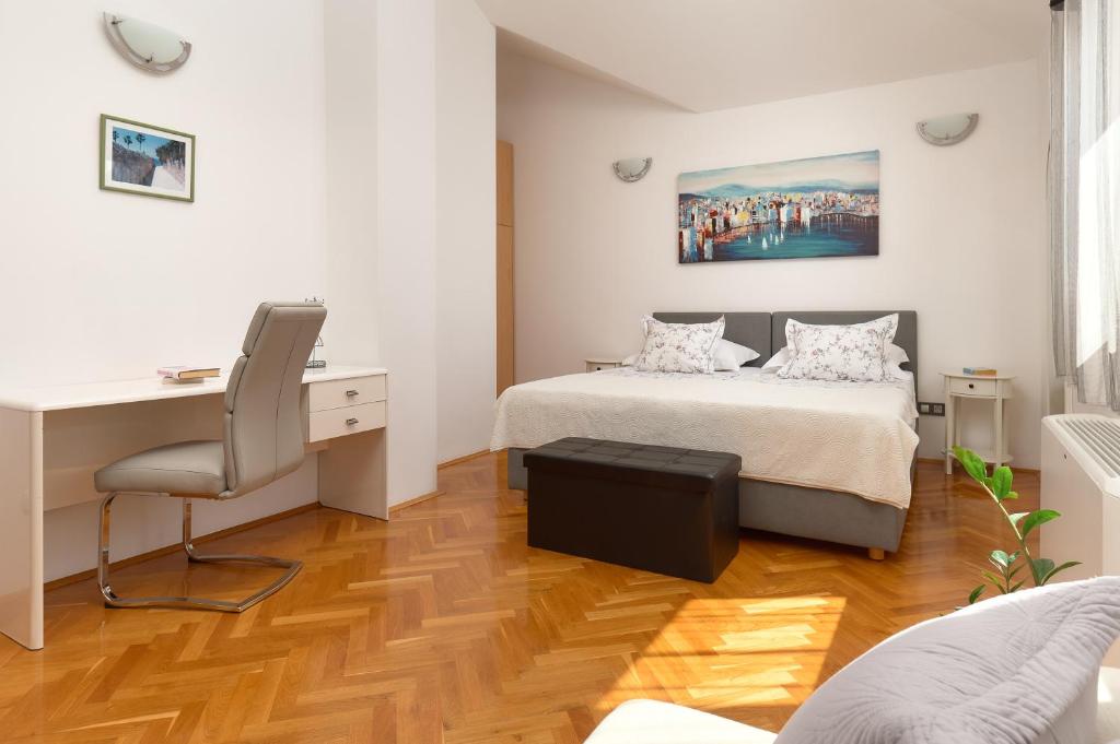 Postel nebo postele na pokoji v ubytování Villa Žnjan - Sea view apartman