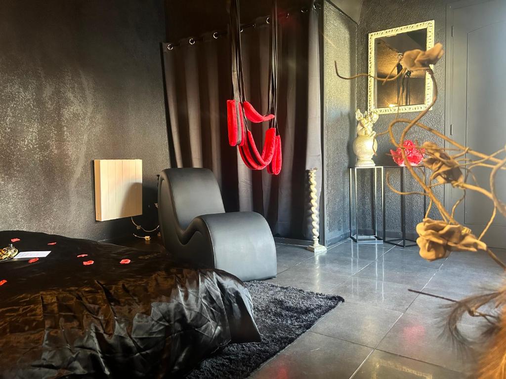 1 dormitorio con cama, silla y espejo en Loft 80m2 avec sauna, spa, table de massage et billard, en Milhaud