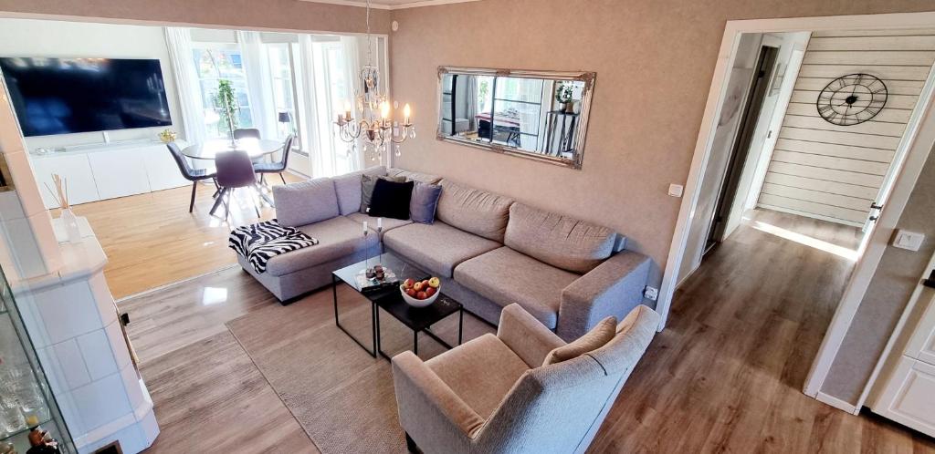 TV a/nebo společenská místnost v ubytování Family friendly Villa with sauna in the nature