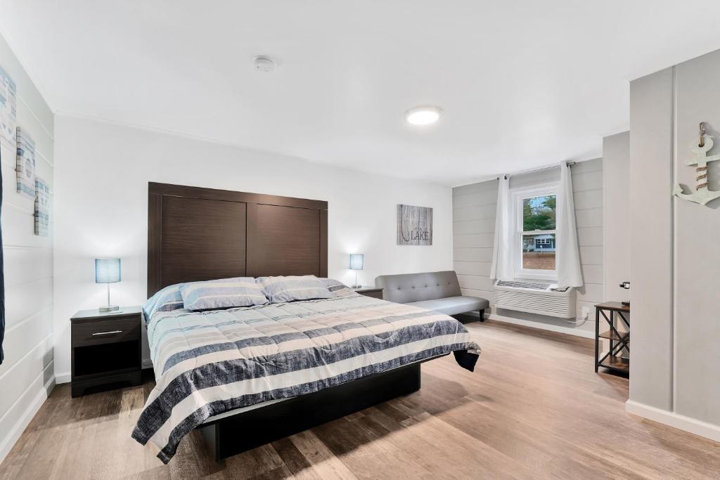 霍頓湖的住宿－Standard King - Room 1，一间卧室配有一张大床和木制床头板