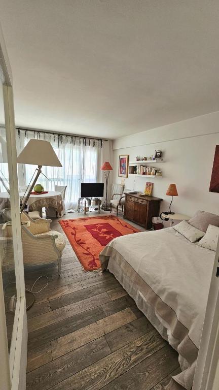 une chambre avec un lit et un salon dans l'établissement Studio tout confort gare de Lyon - possibilité parking, à Paris