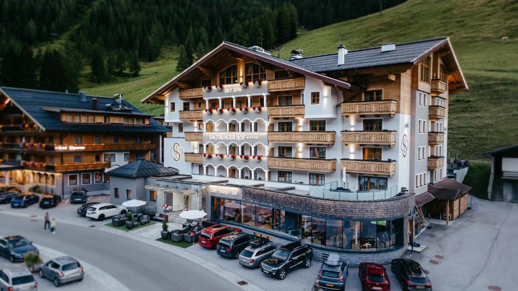 Nespecifikovaný výhled na hory nebo výhled na hory při pohledu z hotelu