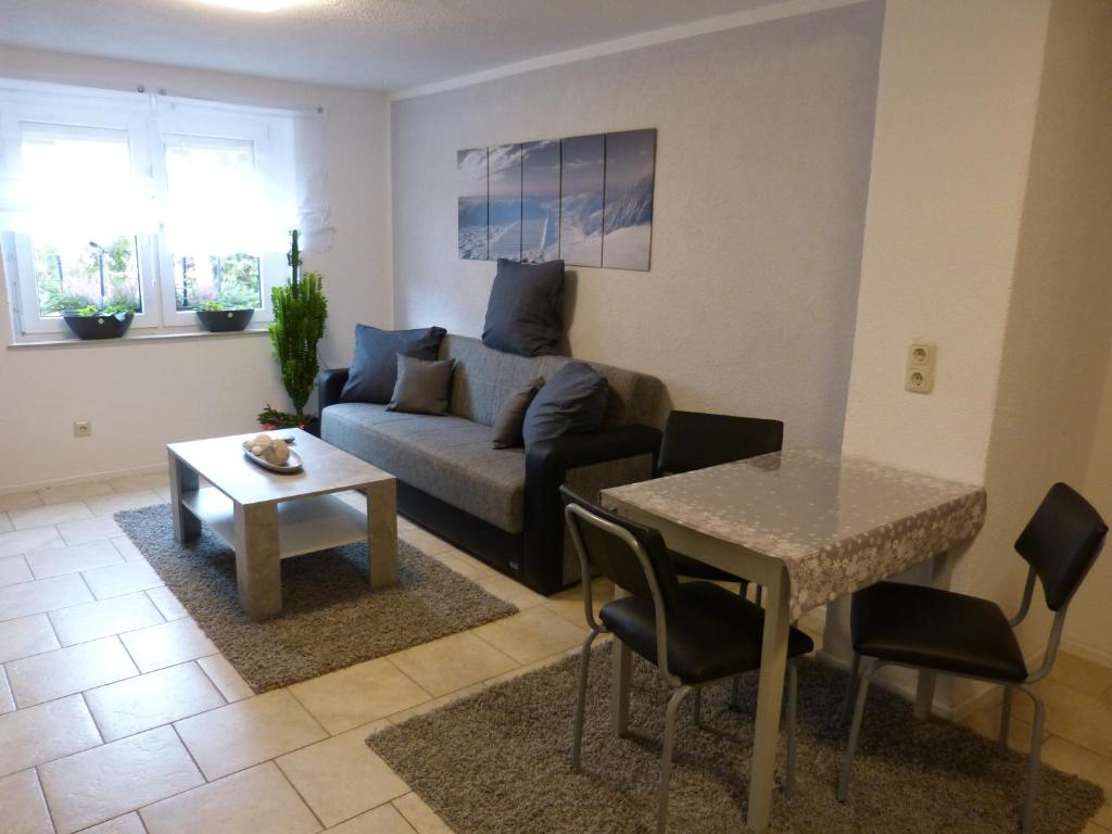 una sala de estar con un sofá y una mesa en Ferienwohnung Schön, en Münchenbernsdorf