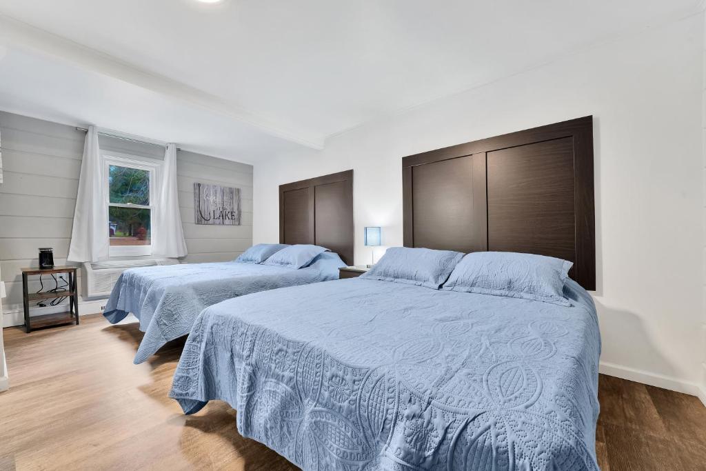 霍頓湖的住宿－2 Queen Beds - Room 2，一间卧室配有两张带蓝色棉被的床